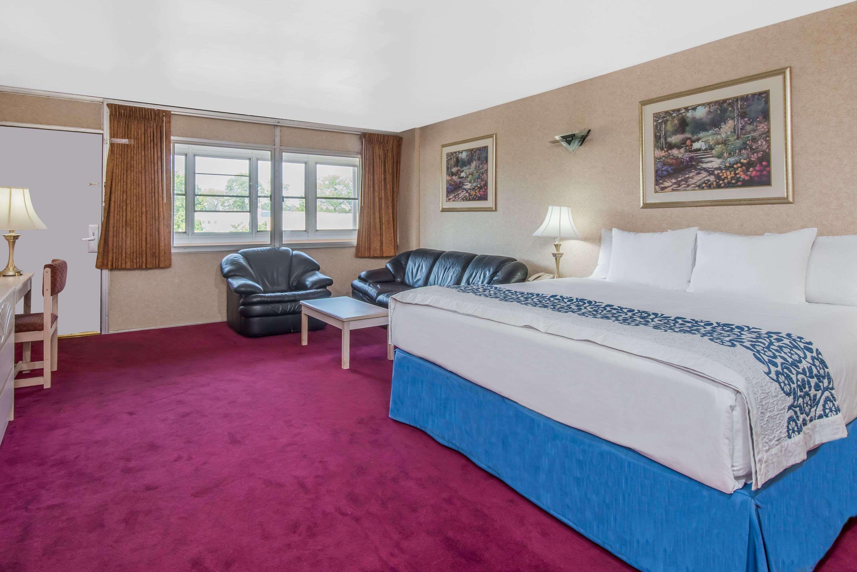 Days By Wyndham Long Island Hotel 2*